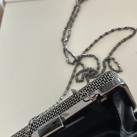 Metallic clutch with hidden straps - Picture 5 of 8